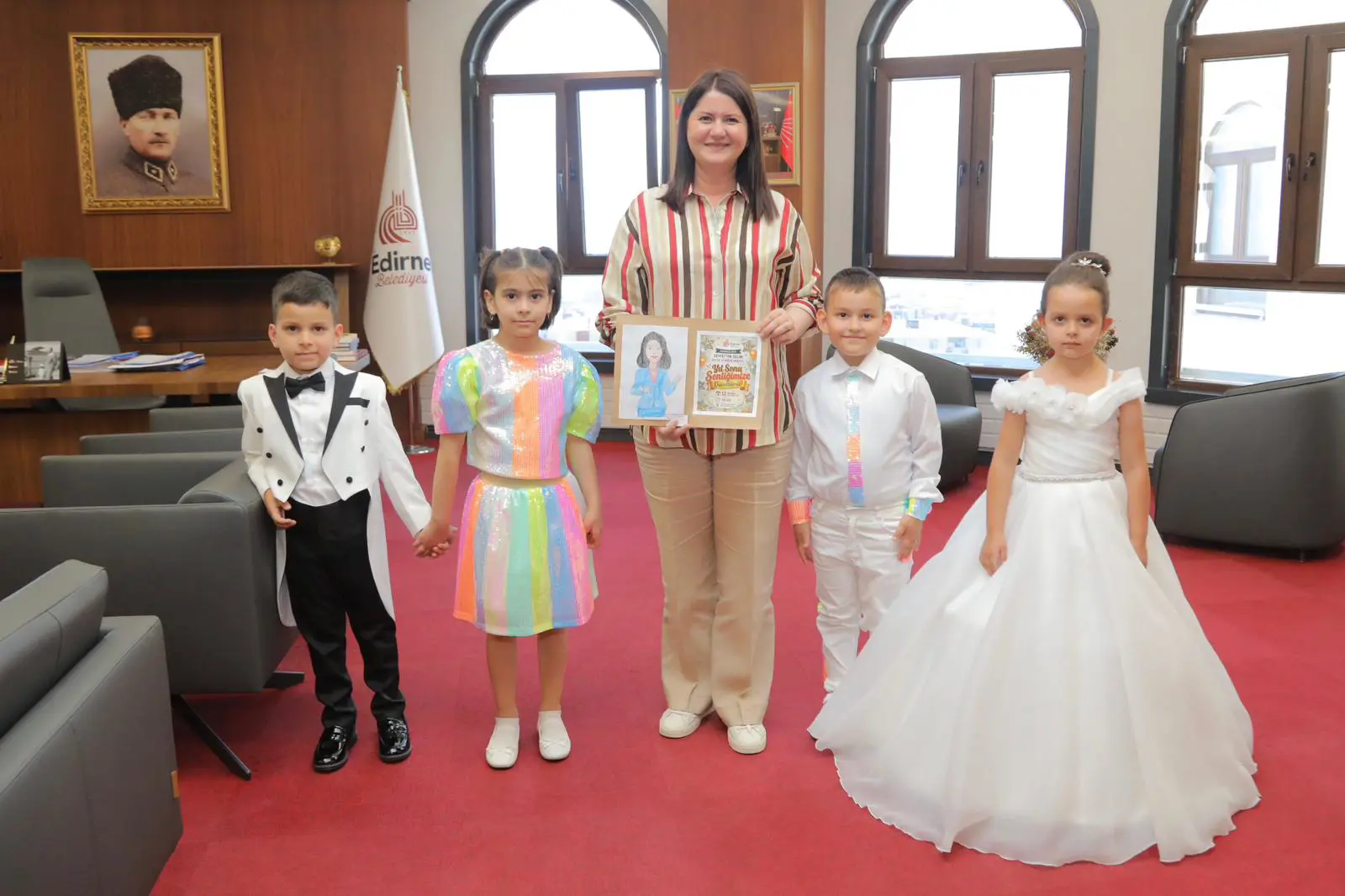 EDİRNE BELEDİYESİ ÇOCUK ETKİNLİK MERKEZİ ÖĞRENCİLERİNDEN RENKLİ YILSONU ŞENLİĞİ